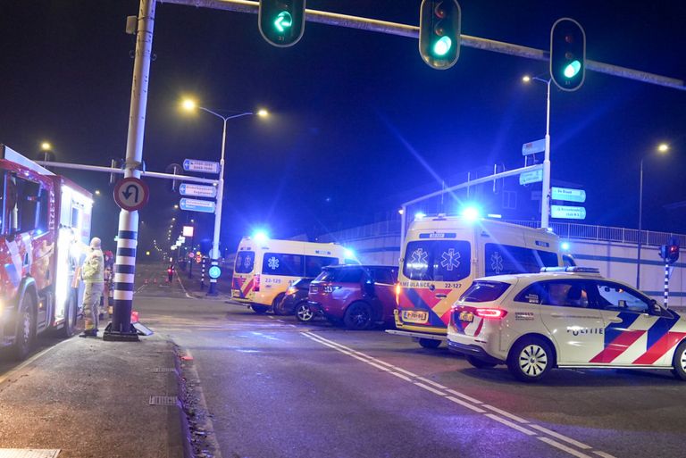 Hulpdiensten sloten de kruising af (foto: Harrie Grijseels/SQ Vision).