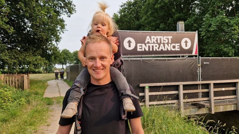 Luuk loopt de vierdaagse samen met zijn dochter op zijn schouders (foto: Tom Berkers).