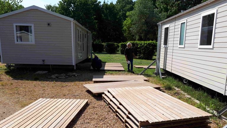 In rap tempo worden de stacaravans voor vakantiegangers in orde gemaakt. (Foto: Stefaan Pinckaers)