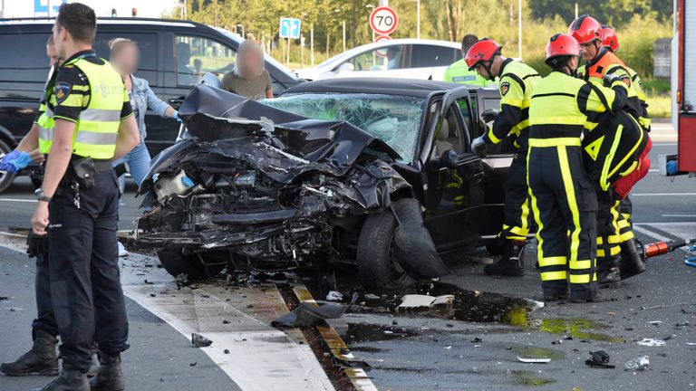 Een automobilist moest na de botsing uit de auto worden bevrijd (foto: Perry Roovers/SQ Vision).