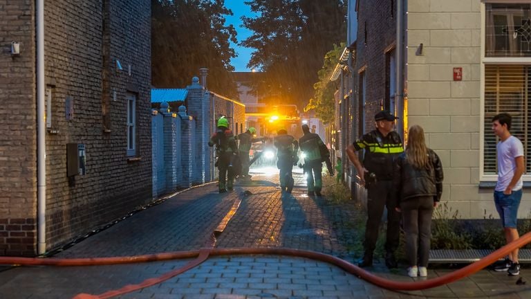 Politie houdt mensen op afstand (foto: Iwan van Dun/SQ Vision Mediaprodukties).