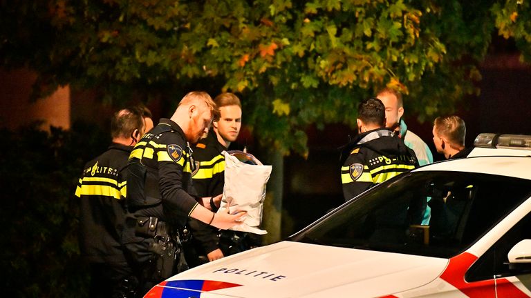 De politie onderzoekt wat er precies gebeurd is aan de Helleberg in Veldhoven (foto: Rico Vogels/SQ Vision).