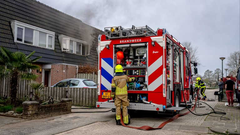 Het huis in Oosterhout liep veel rookschade op (foto: Marcel van Dorst/SQ Vision).
