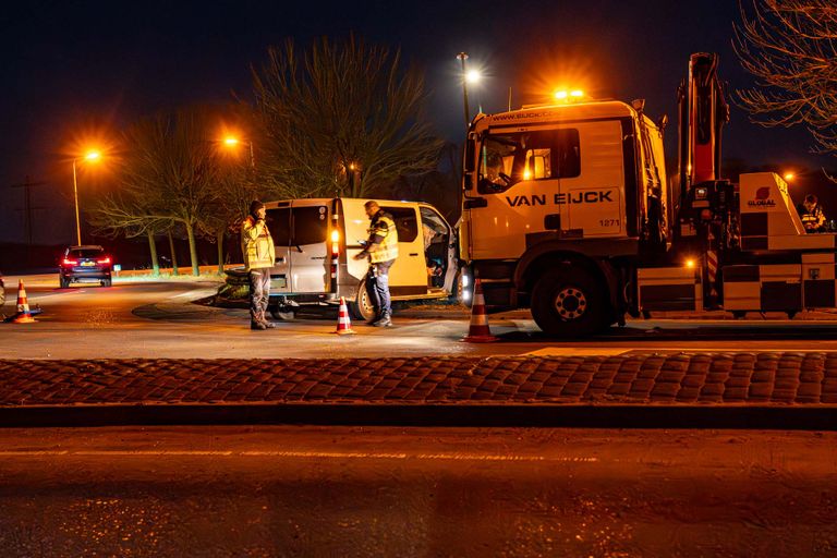 De inzittenden van de bestelbus raakten niet gewond (foto: Harrie Grijseels/SQ Vision).