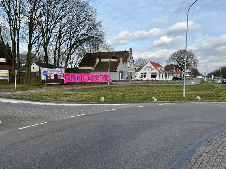 Sinds zaterdag hangt dit spandoek langs de Rijksweg bij Nuland.