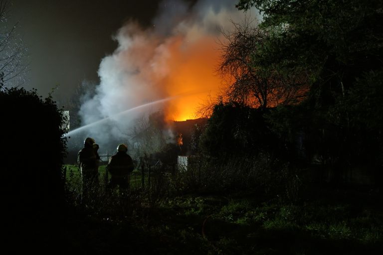 De vlammen sloegen uit het pand (foto: Persbureau SK-Media/SQ Vision).