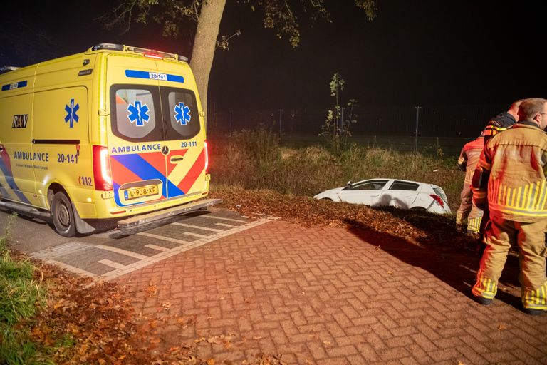 Ambulancepersoneel ontfermen zich over de inzittende (foto: Christian Traets/SQ Vision).