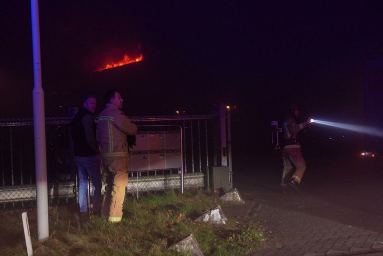 Het hele dak lijkt in brand te staan (foto: Harrie Grijseels/SQ Vision).