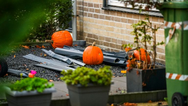 De beschadigde rolluik van het huis aan de Corsicalaan (foto: SQ Vision Mediaprodukties).