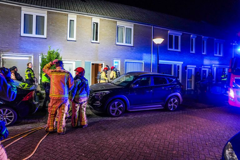 Wat er in brand stond in het huis aan de Ter Borghstraat in Geldrop is niet bekendgemaakt (foto: Dave Hendriks/SQ Vision).
