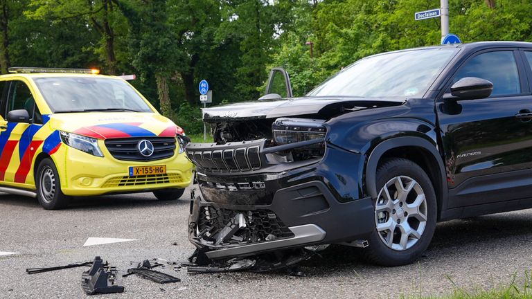 Bij de botsing op de Julianasingel in Oss raakte iemand gewond (foto: Gabor Heeres/SQ Vision).