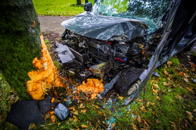 De auto botste op een boom vlakbij bedrijventerrein Vossenbeemd in Helmond (foto: SQ Vision).