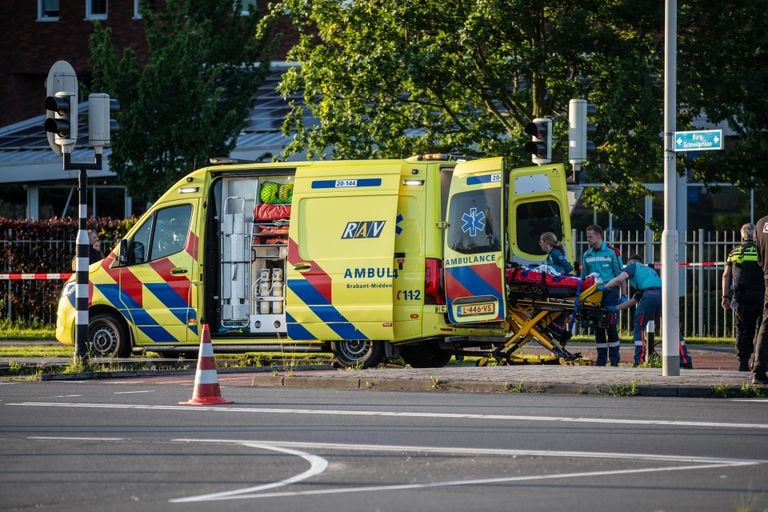 Het slachtoffer is in een ziekenwagen weggebracht (foto: Christian Traets).