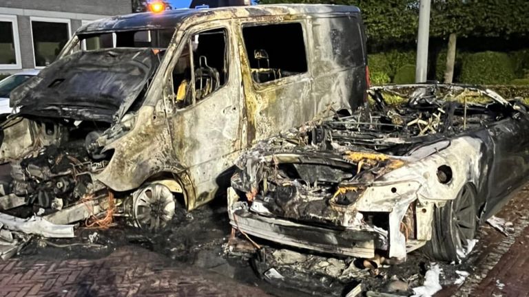 Van de auto's in Bergeijk bleef weinig over (foto: Instagram politie Eersel-De Kempen).