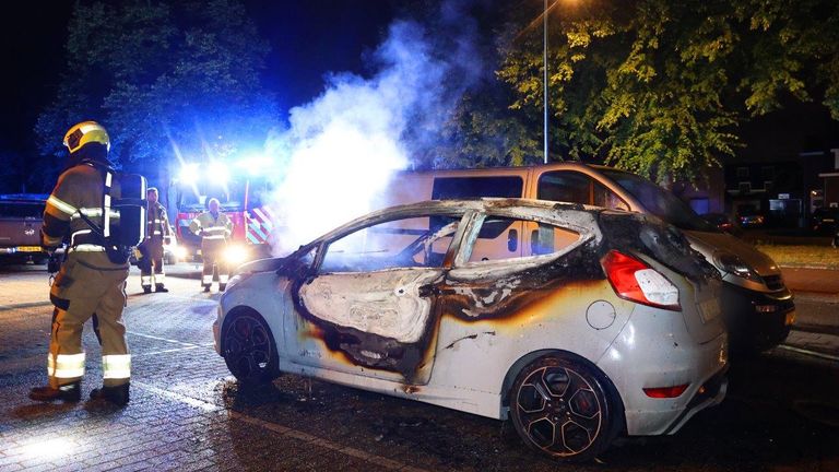 Bij de brand raakte ook de transportbus die naast de auto geparkeerd was beschadigd (foto: Bart Meesters).