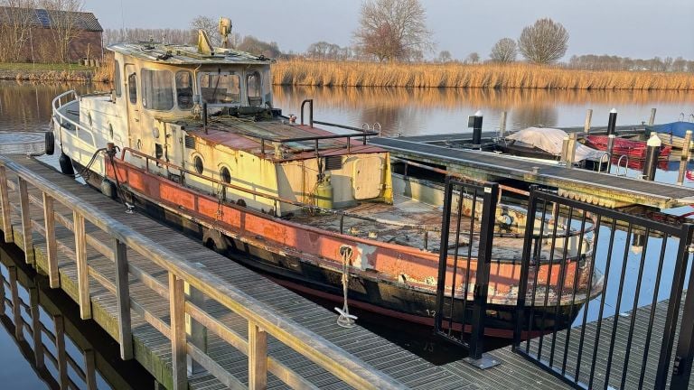 Een verwaarloosde boot in de passantenligplaats (foto: William Vermunt)
