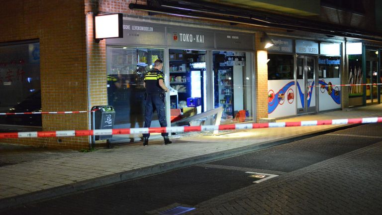 De politie heeft de omgeving rond de zaak in Breda afgezet (foto: Perry Roovers/SQ Vision).