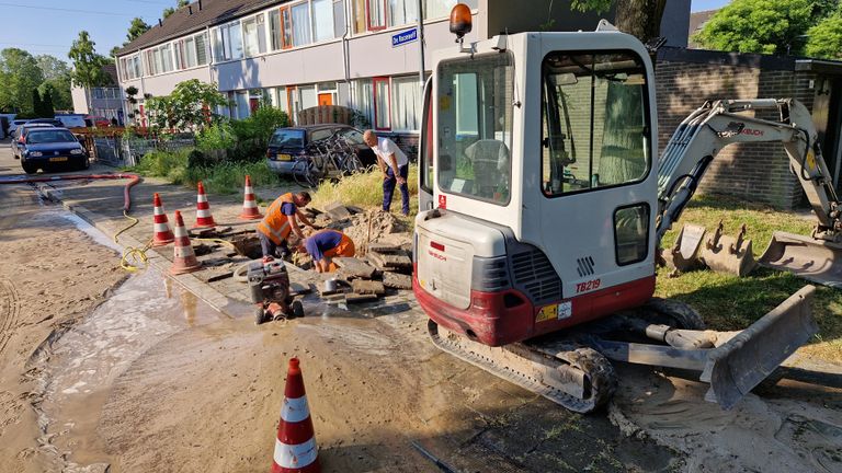 Na de brand is een waterleiding gesprongen (foto: Noël van Hooft)