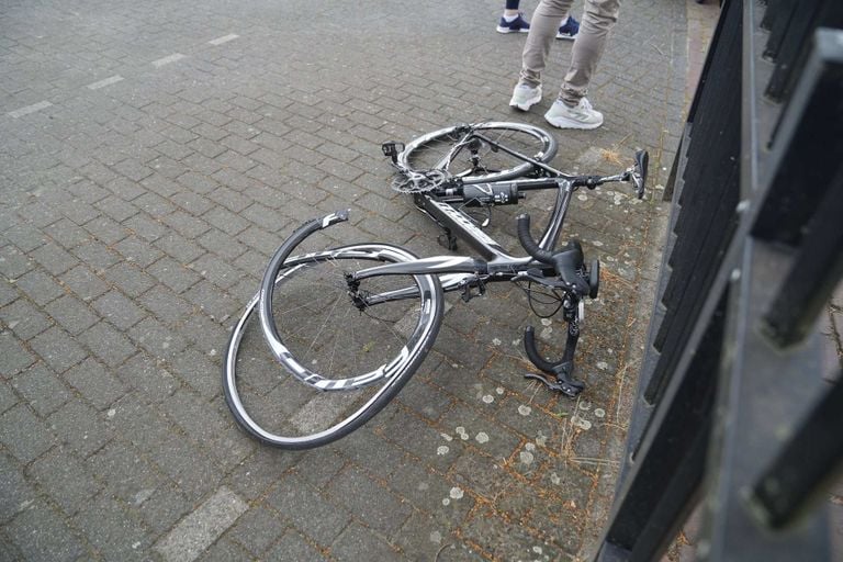 De wielrenner kwam bij een T-splitsing in Soerendonk in botsing met een auto (foto: WdG/SQ Vision).