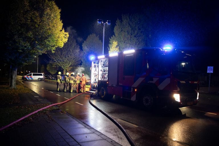 De brandweer had het druk met de autobranden in Roosendaal (foto: Christian Traets/SQ Vision).