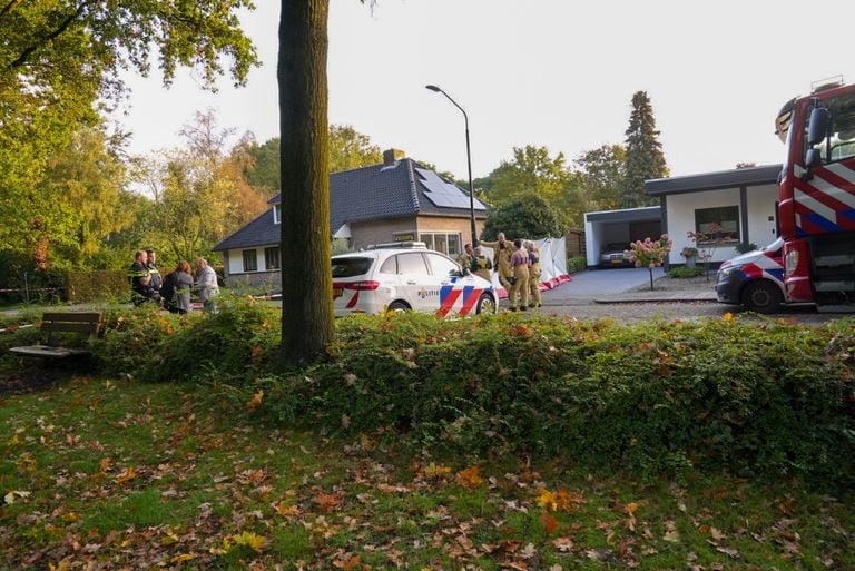De dode werd gevonden in een portiek bij een huis aan de Bernhardstraat in Bakel (foto: Harrie Grijseels/SQ Vision).