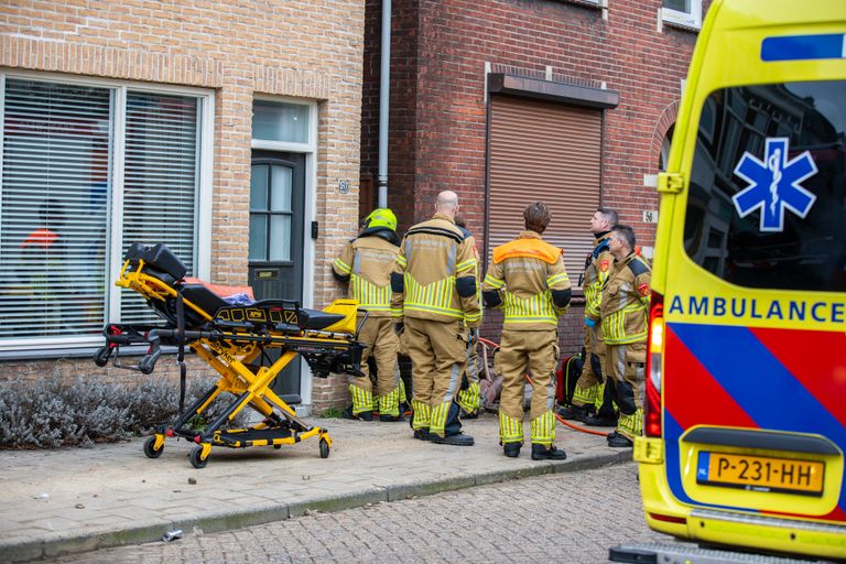 De brandweer heeft het slachtoffer bevrijd uit de minigraafmachine in Roosendaal (foto: Christian Traets/SQ Vision).