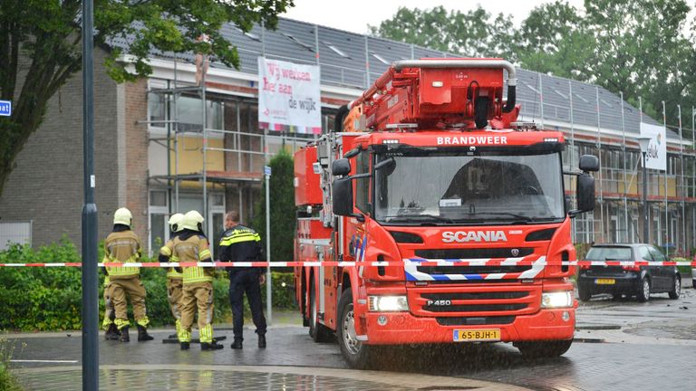 Meerdere hulpdiensten werden opgeroepen om de verwarde vrouw van de steiger te halen (foto: Perry Roovers/SQ Vision).