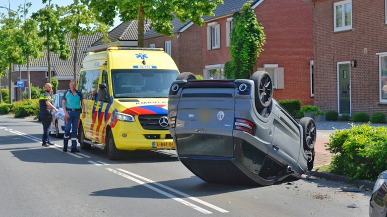 Politie en ambulance waren naar Bladel gekomen (foto: Rico Vogels).