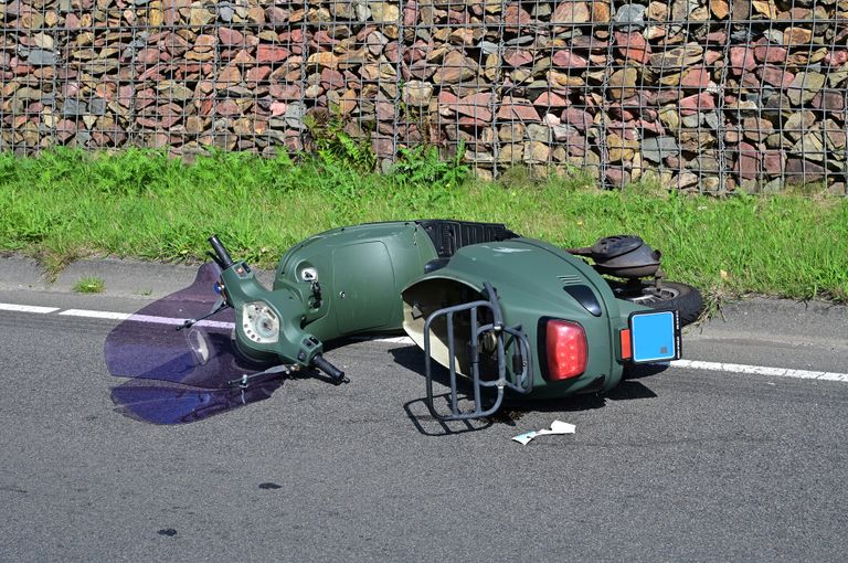De scooter die onderuit ging na een botsing met een auto in Breda (foto: Perry Roovers/SQ Vision).