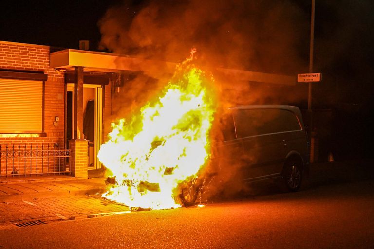 De autobrand zeven maanden eerder aan de Rijnlaan in Helmond werd rond kwart over een vrijdagnacht ontdekt (foto: Harrie Grijseels/SQ Vision).