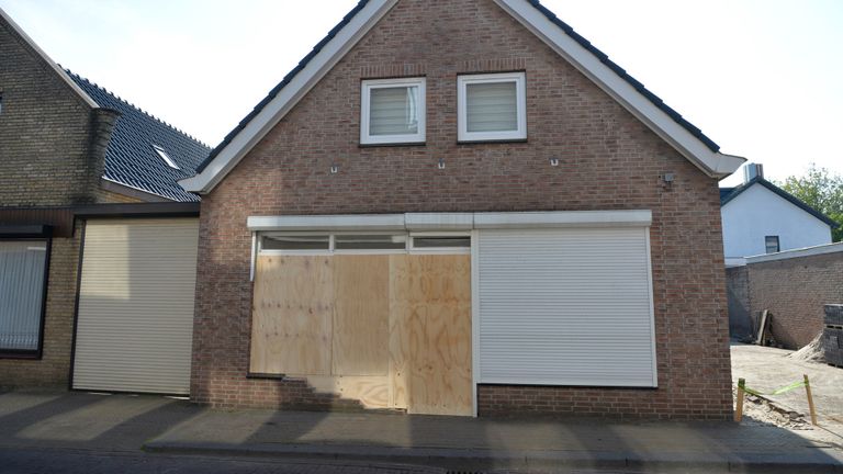 De gevel van het huis in Prinsenbeek is na de aanrijding dichtgetimmerd (foto: Perry Roovers/SQ Vision).