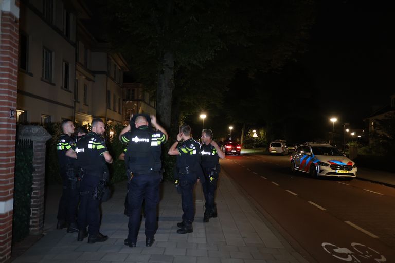 De politie kwam met veel agenten naar het huis van de man (foto: Bart Meesters/SQ Vision).