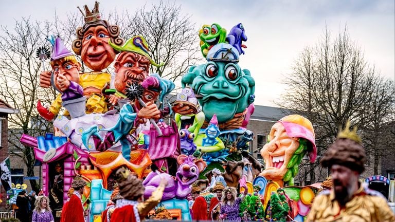 De grote carnavalsoptocht op Den Haaykaant (Raamsdonk)(foto: EYE4images).