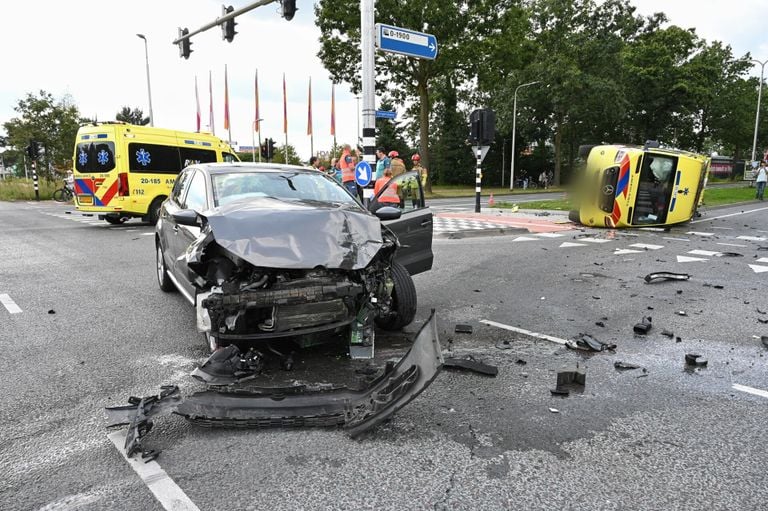 Ravage en een gewonde bij ongeluk met Ambulance (foto SQ Vision).