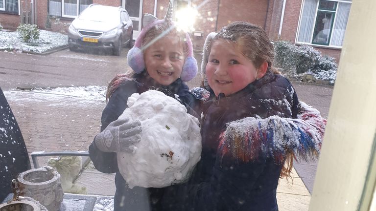 De kop is eraf voor Joëlla en Alicia in Roosendaal (foto: Dennis Jansen). 