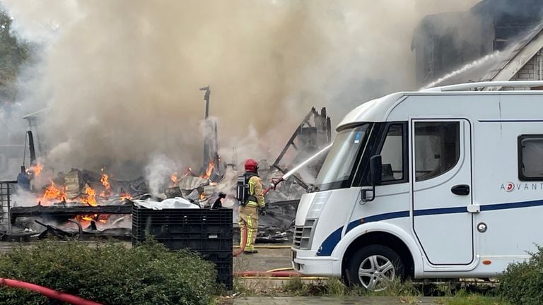 Woonwagen volledig uitgebrand (foto: Imke van de Laar).