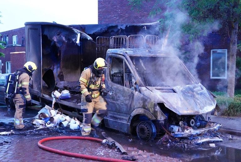 Bakwagen volledig uitgebrand (Foto: Bart Meesters/SQ Vision)