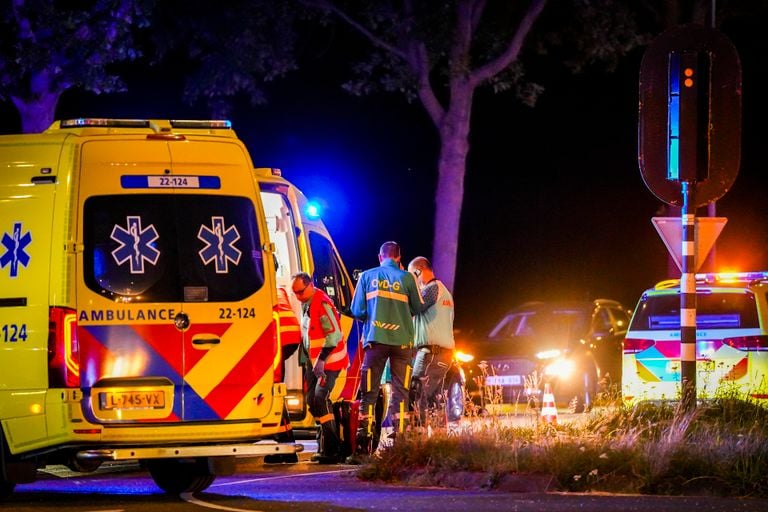 De zwaargewonde vrouw is in een ambulance naar een traumacentrum in Tilburg gebracht (foto: SQ Vision).