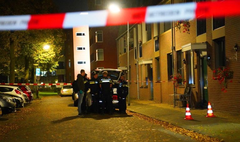 De politie zette na de explosie aan de Muntelwal in Den Bosch de omgeving af (foto: Bart Meesters).