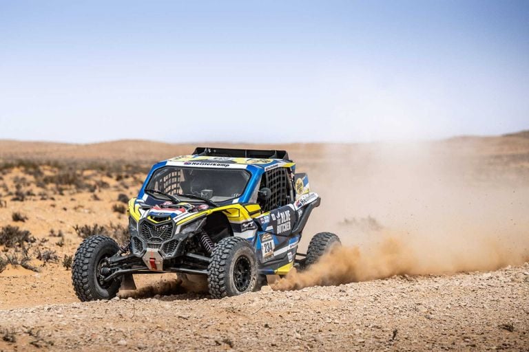 Erik van Loon in een buggy tijdens de Tunisia Desert Challenge.