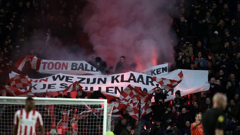 Spandoeken met de tekst: 'Toon ballen geen boeken' en John we zijn klaar. Pak je spullen maar.'