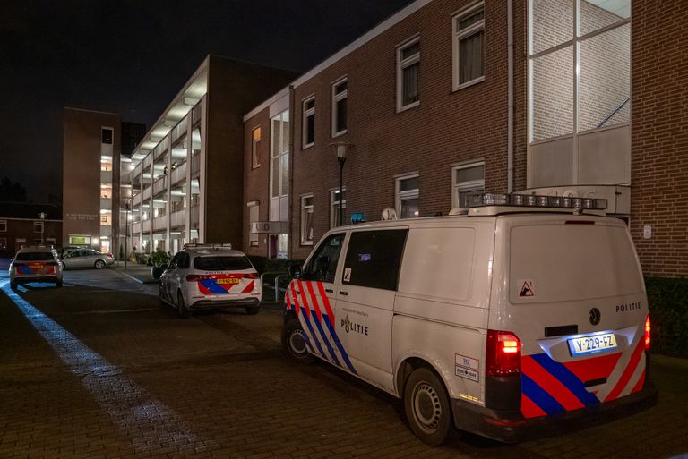 De politie kwam met meerdere auto's naar de Anna van Burenstraat in Waalwijk (foto: Iwan van Dun/SQ Vision).