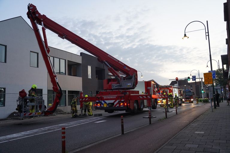 Vanwege de bluswerkzaamheden werd een deel van de Bredaseweg in Oosterhout afgesloten (foto: Jeroen Stuve/SQ Vision).