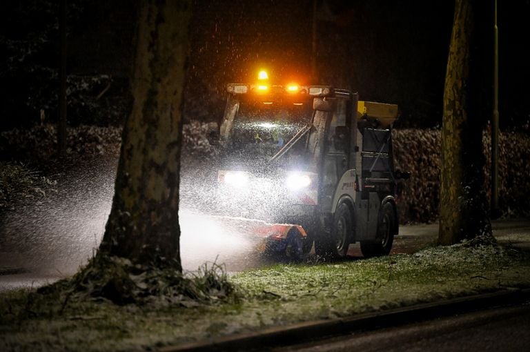 In Berkel-Enschot worden ook de fietspaden gestrooid (foto: Toby de Kort).