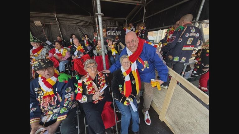 Sjaan met haar familie op de eretribune op de parade in Den Bosch