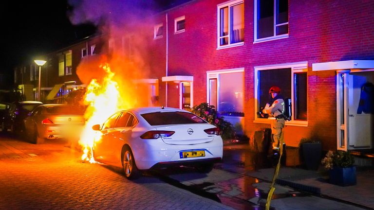 Auto door brand verwoest in de Tholenstraat in Eindhoven (Foto: Sem van Rijssel/SQ Vision).