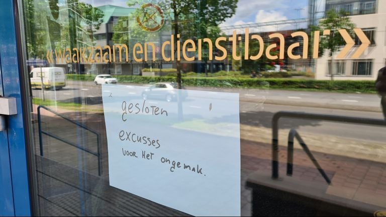 Dit briefje hangt op de deur van het bureau (Foto: Noël van Hooft).