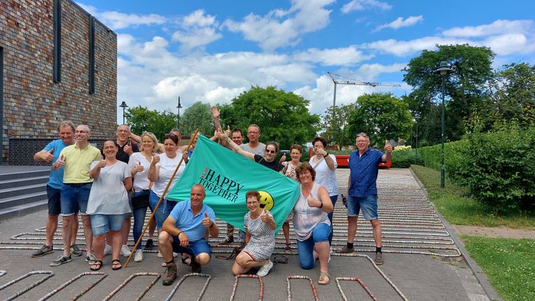 De rijgers van team 'Happy Together' tussen hun kroonkurkenketting (foto:Omroep Brabant).