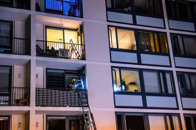 De brand woedde in een flat aan de Hooilaan in Breda (foto: Jack Brekelmans/SQ Vision).