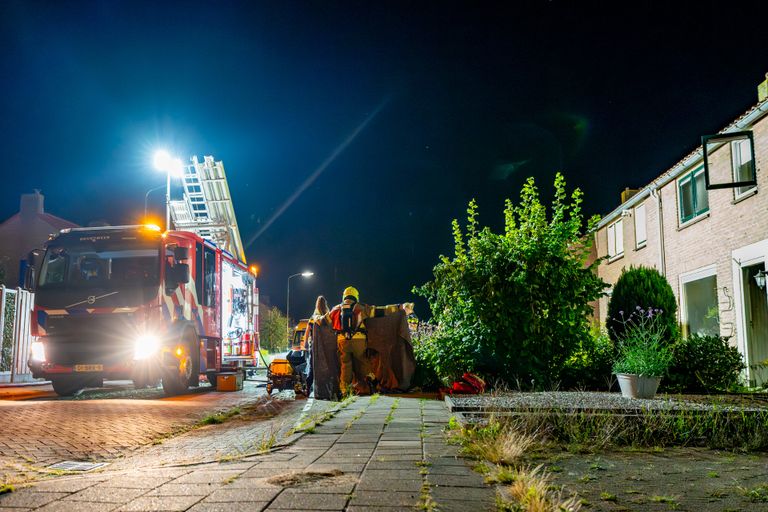 De vrouw werd uit haar huis gehaald en naar een ziekenhuis gebracht (foto: Jurgen Versteeg/SQ Vision).